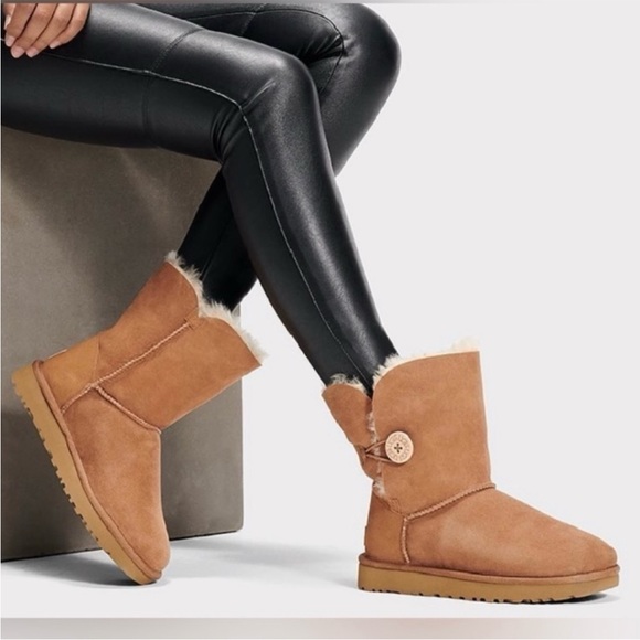 Ugg Short Womens Boots Size 8! - Picture 1 of 16